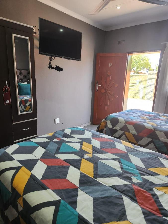 Suits Guest House & Bar Carletonville Exterior foto