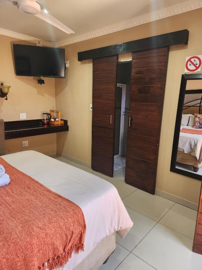 Suits Guest House & Bar Carletonville Exterior foto